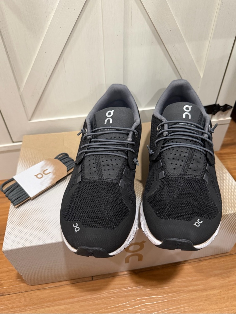 On Cloud Black/White Womens 9.5